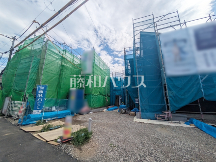 順調に工事が進んでいます。実際の街並みの様子が段々見えて参りました。ぜひ実際に現地をご見学下さいませ。 　【朝霞市膝折町２丁目】／撮影日2026/05/03