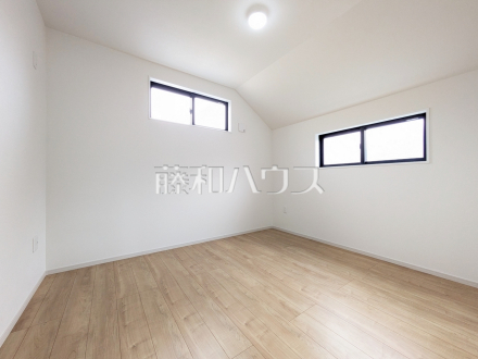 居室　【西東京市保谷町６丁目】
木目が美しいウッディなフローリングの居室は、穏やかで心安らぐ空間となるでしょう。　／撮影日2026/04/02