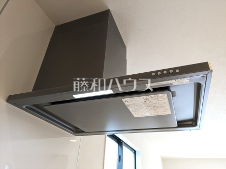レンジフード　【西東京市保谷町６丁目】　お手入れのしやすいレンジフードは見た目もスッキリしていて、料理時の油煙やニオイを効率的に外に出せます。／撮影日2026/04/02