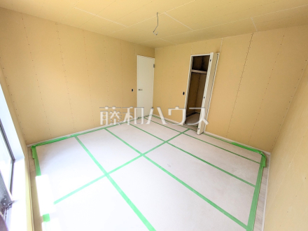 居室 【東大和市南街1丁目】
各居室にはクローゼットを完備し、家具を置くスペースが確保しやすい設計がされております。/撮影日2026/06/19