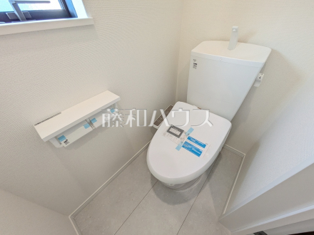 ≪L号棟　トイレ≫温水洗浄便機能付きトイレで清潔にご使用いただけます。【府中市日新町３丁目】／撮影日2026/05/15