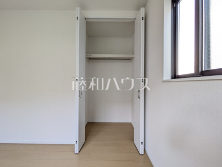 ≪L号棟　収納≫枕棚とハンガーパイプで効率良く、たくさん収納できるクローゼット！お部屋をきれいに保てそうですね。　【府中市日新町３丁目】／撮影日2026/05/15