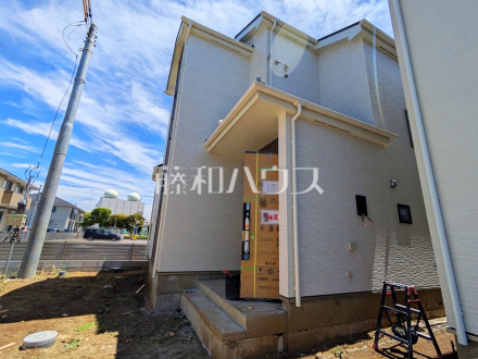 ≪P号棟　外観≫足場が外れて実際の外観が見えてきました。完成までもう少しです。　【府中市日新町３丁目】／撮影日2026/05/09