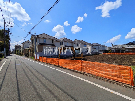 前面道路5.48mなので、運転が少し苦手な方でも運転・駐車がしやすそうですね。　接道状況および現場風景　【小金井市緑町４丁目】／撮影日2026/03/27