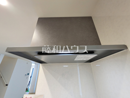 2号棟 レンジフード 【日野市大坂上3丁目】 お手入れのしやすいレンジフードは見た目もスッキリしていて、料理時の油煙やニオイを効率的に外に出せます。/撮影日2026/08/01