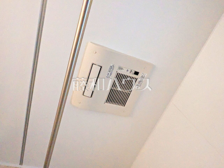 浴室乾燥機(浴室内上部)　雨の日の強い味方！浴室換気乾燥機付きユニットバスで洗濯物が乾かせます。 
／撮影日2026/10/01