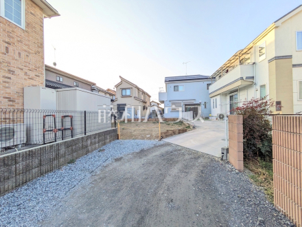 接道状況および現場風景　【八王子市小宮町】旗竿地は、小さなお子様が急に道路に飛び出てしまうことを防ぎます。安心してお庭で遊ぶことができますね。／撮影日2026/02/23