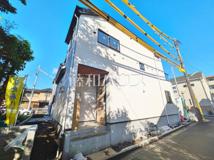 断熱性能を高めた「ZEH水準」の快適設計。さらに全居室に「ペアガラス」を採用することで、省エネ性能を高めつつ、冬の結露悩みも解消します。　　　1号棟　外観　【世田谷区上祖師谷２丁目】／撮影日2026/05/01