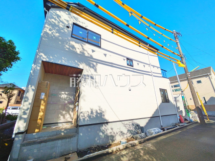 ゆとりあるリビングには「床暖房」を完備。冬場も足元からポカポカと暖かく、家族が自然と集まりたくなる心地よい空間です。　　　　1号棟　　外観　【世田谷区上祖師谷２丁目】／撮影日2026/05/01
