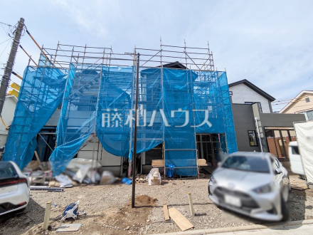 玄関にセカンド洗面を設置。帰宅後すぐの手洗いを習慣に、ウイルスを室内に持ち込まない安心の設計です。　　2号棟　外観　【世田谷区上祖師谷２丁目】／撮影日2026/04/17