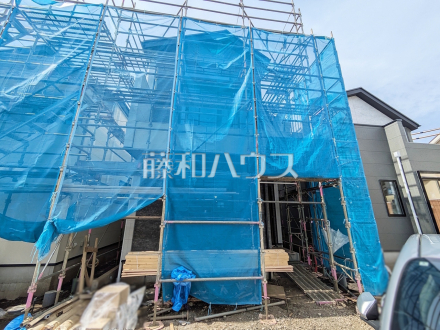 ハイブリッド突板を使用したフローリングが、無垢材の豊かな質感で足元から暮らしの質を高めます。　　　　2号棟　外観　【世田谷区上祖師谷２丁目】／撮影日2026/04/17