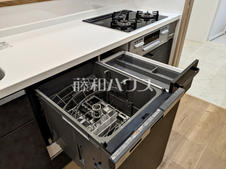 8号棟　食器洗浄乾燥機　【国立市東３丁目】　 後片付けの手間を削減し、趣味の時間や家族との時間を増やせる食器洗い乾燥機を標準装備 ／撮影日2026/08/31