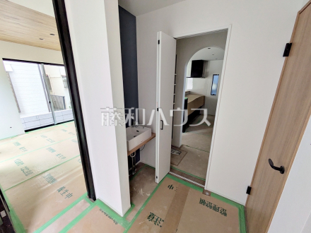 9号棟　1F廊下（施工中）　【国立市東３丁目】／撮影日2026/08/30