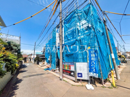 接道状況および現場風景　【西東京市泉町６丁目】 順調に工事が進んでいます。実際の街並みの様子が段々見えて参りました。ぜひ実際に現地をご見学下さいませ。 ／撮影日2026/04/19