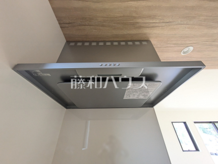 1号棟　レンジフード　【八王子市上野町】　お手入れのしやすいレンジフードは見た目もスッキリしていて、料理時の油煙やニオイを効率的に外に出せます。／撮影日2026/07/11