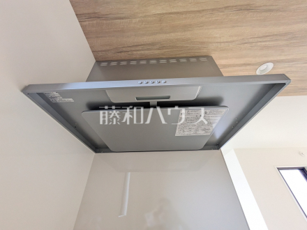 2号棟　レンジフード　【八王子市上野町】　お手入れのしやすいレンジフードは見た目もスッキリしていて、料理時の油煙やニオイを効率的に外に出せます。／撮影日2026/07/11