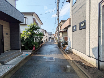 順調に工事が進んでいます。実際の街並みの様子が段々見えて参りました。ぜひ実際に現地をご見学下さいませ。 【新座市西堀2丁目】/撮影日2026/06/12