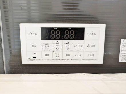 3号棟 給湯器リモコン 【調布市富士見町3丁目】 自動お湯張りや追いだき機能など、充実したバスタイムをサポートする設備が整っています。温度調節もボタンひとつで簡単です。/撮影日2026/06/18