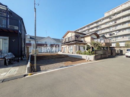 接道状況および現場風景　【日野市西平山５丁目】
前面道路はゆとりの５m。車の出し入れも楽々です。　／撮影日2026/03/05