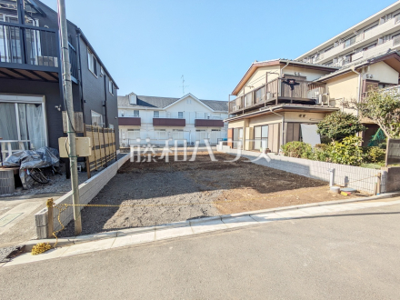 外観　【日野市西平山５丁目】
南道路で、さらに南側にカースペースがあり日当たり良好です。　／撮影日2026/03/05