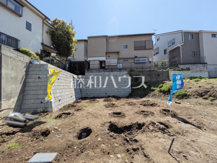 現地写真　【日野市三沢３丁目】
家族みんなの眩い笑顔、豊かな開口がもたらすこの場所は過ごす時を楽しむ時を紡ぐ場所、たくさんの笑顔があふれ心地よい時間が流れていくことでしょう。　／撮影日2026/04/16