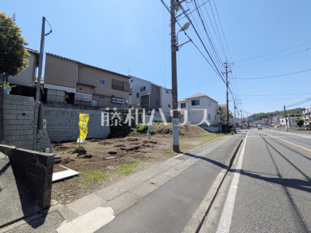 接道状況および現場風景　【日野市三沢３丁目】
建物のプレゼンをさせて頂きますので、実際の完成イメージを思い描いて頂くことができます。お気軽にお問合せを。　／撮影日2026/04/16