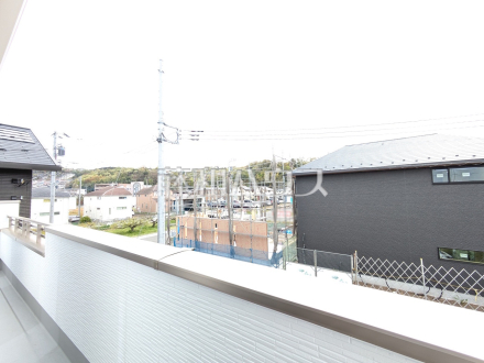 バルコニー　【八王子市長沼町】バルコニーは三部屋分の長さがあり、洗濯物やシーツ類など干すのに便利な広さです。また南向きのため日差しも行き届き、洗濯物もよく乾きます。／撮影日2026/04/09