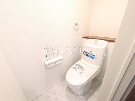 トイレ　【八王子市長沼町】
トイレはいつまでも清潔な空間を保てるように、目に留まるだけではなく、汚れを拭き取り易いフロアと壁紙にしました。　／撮影日2026/04/09