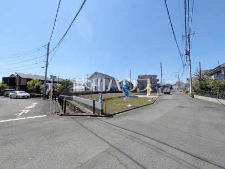 接道状況および現場風景　【日野市石田１丁目】
土地面積約43坪以上とゆとりある広さで、カースペースも2台可能（車種による）。2台所有のご家庭や、普段使い用と趣味のお車の2台所有しても安心です。／撮影日2026/04/16
