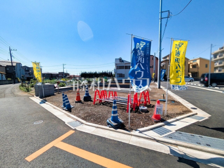 1号棟　利便性と、思わず深呼吸したくなる大きな空、色彩豊かな木々。この街が育んだ豊かな情景を楽しみ過ごす時が心地よいものとなるでしょう。 【新座市石神3丁目】／撮影日2026/04/03