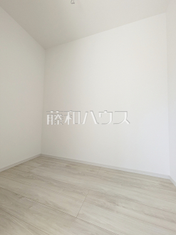 ≪2号棟　収納≫ウォークインクローゼットは、お洋服等がたくさん収納できて便利です。　【府中市浅間町４丁目】／撮影日2026/03/22