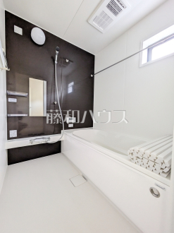 ≪2号棟　浴室≫ゆったり寛げる1坪タイプのユニットバス。疲れたからだを癒してあげてください。【府中市浅間町４丁目】／撮影日2026/03/22