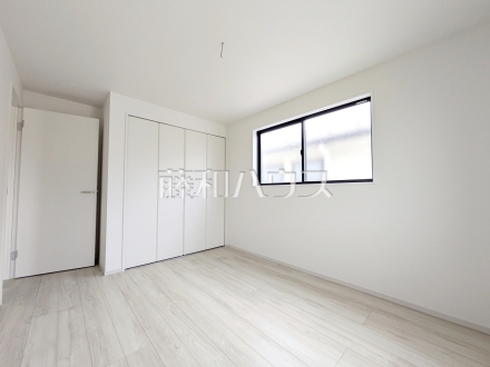 ≪2号棟　居室≫各部屋に収納も完備されるため、部屋もしっかり片付きそうですね♪【府中市浅間町４丁目】／撮影日2026/03/22