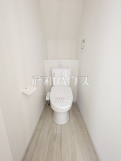 ≪2号棟　トイレ≫温水洗浄便機能付きトイレで清潔にご使用いただけます。　【府中市浅間町４丁目】／撮影日2026/03/22