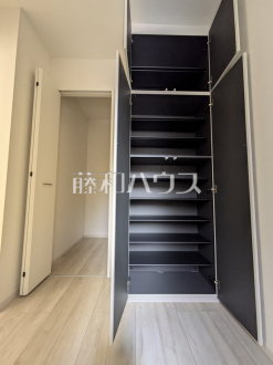 ≪2号棟　収納≫大容量のシューズインクロークで玄関もスッキリ【府中市浅間町４丁目】／撮影日2026/03/22