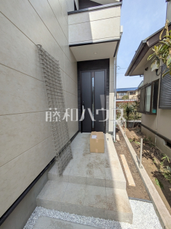 ≪2号棟　玄関≫玄関はお家の顔！植栽やガーデングッズなどを利用し、お客様をお出迎えする玄関アプローチをオシャレに飾ってみてはいかがでしょうか。【府中市浅間町４丁目】／撮影日2026/03/22