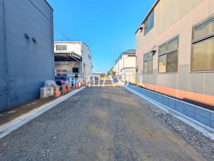 接道状況および現場風景 【小平市花小金井3丁目】 平日のご案内も可能です。まずはお気軽にお問合せ下さいませ /撮影日2026/10/09