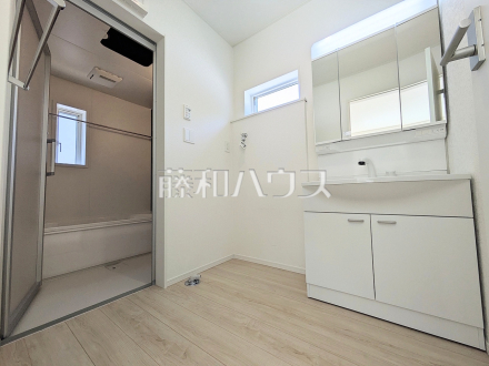 ≪1号棟 洗面所≫左右どちらからでも開閉できる便利な三面鏡洗面化粧台は、鏡裏には日常で使うものがたっぷり入ります。【府中市本宿町1丁目】/撮影日2026/05/18
