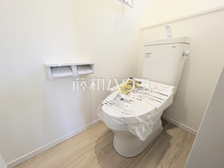 ≪1号棟 トイレ≫温水洗浄便機能付きトイレで清潔にご使用いただけます。【府中市本宿町1丁目】/撮影日2026/05/18