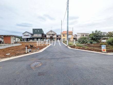 接道状況および現場風景　【東村山市野口町３丁目】 見学はしたいけど、なかなか時間が取れない・・・そんな方に出勤前や仕事終わりにマイホームを見学できるサポートをいたします。 ／撮影日2026/08/30