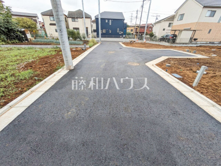 接道状況および現場風景　【東村山市野口町３丁目】 建物のプレゼンをさせていただきますので、実際の完成イメージを思い描いていただくことができます。お気軽にお問合せ下さい。 ／撮影日2026/08/30