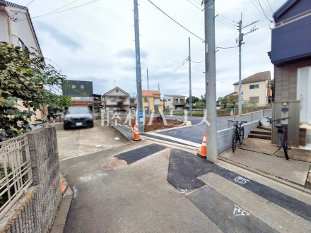 接道状況および現場風景　【東村山市野口町３丁目】 平日のご案内も可能です。まずはお気軽にお問合せ下さいませ。 ／撮影日2026/08/30