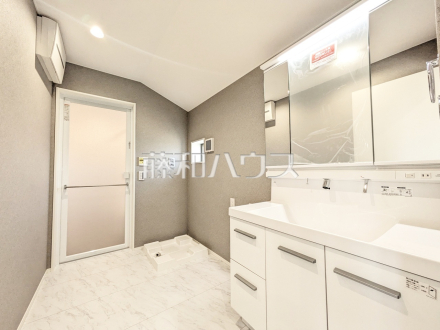 朝の渋滞を、解消。家族が並んで身支度できる『1坪超』の洗面室で、心豊かな一日が始まる。
1号棟　洗面室　【清瀬市下宿１丁目】／撮影日2026/04/20