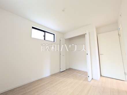 ≪居室≫全居室角部屋仕様で2面採光を実現!お天気の良い日には窓を開けて換気もできるので気持ち良いですね。 【府中市幸町1丁目】/撮影日2026/07/04