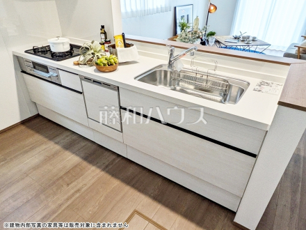 使いやすくスタイリッシュなシステムキッチンには、毎日お使いになる方の視点が存分に活かされています。　【練馬区大泉学園町６丁目】／撮影日2026/04/10