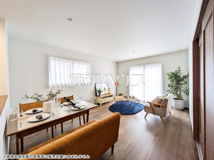 家族の存在を近くに感じ、心安らぐこの空間はいつも心地よく、気が付けば楽しい一日が終わろうとしている、そんな憩いのリビングです。　【練馬区大泉学園町６丁目】／撮影日2026/04/10