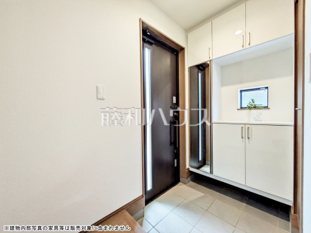 自然光を取り入れ明るい空間になるよう設計された玄関です。　【練馬区大泉学園町６丁目】／撮影日2026/04/10