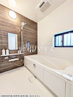 一日の疲れを癒してくれるバスルームは、ゆったりと半身浴をしながら読書を楽しんだりお子様と一緒に入浴したりと寛げる空間です。　【練馬区大泉学園町６丁目】／撮影日2026/04/10