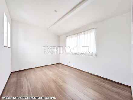 居室は2面採光により明るく開放的な空間となっています。　【練馬区大泉学園町６丁目】／撮影日2026/04/10