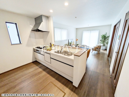 リビングにいるご家族を見渡せる対面キッチン。リビングからキッチンが見えるので、小さなお子様もママの様子が見えて安心ですね。　【練馬区大泉学園町６丁目】／撮影日2026/04/10